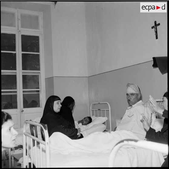 Des civils égyptiens blessés lors des bombardements sont soignés à la clinique Notre-Dame de la Délivrande à Port-Saïd.