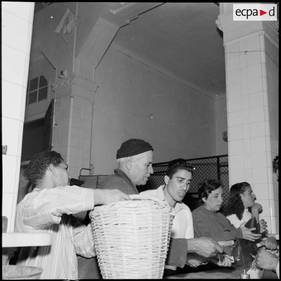 La distribution de vivres à la population après le cessez-le-feu à Port-Saïd.