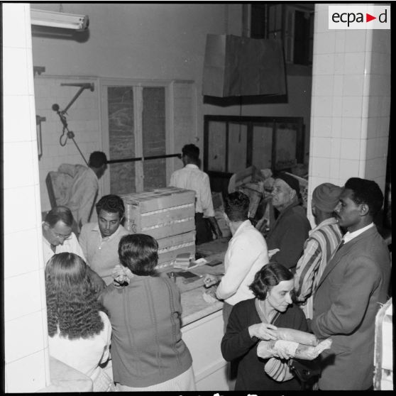 La distribution de vivres à la population après le cessez-le-feu à Port-Saïd.