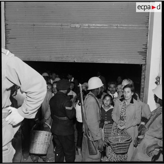 La distribution de vivres à la population après le cessez-le-feu à Port-Saïd.