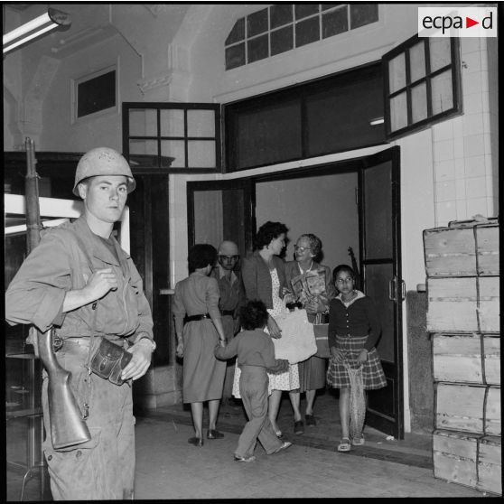 La distribution de vivres à la population après le cessez-le-feu à Port-Saïd.