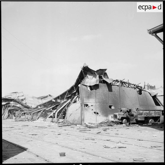 Entrepôts brûlés après le cessez-le-feu à Port-Saïd.