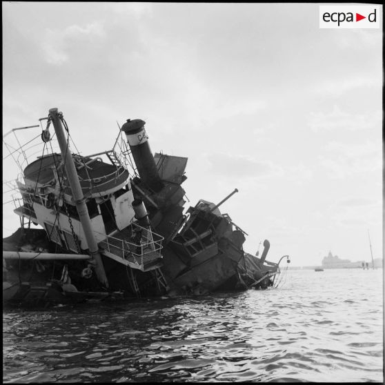 Le Pollux sabordé par les autorités égyptiennes à l'entrée du canal de Suez à Port-Saïd.