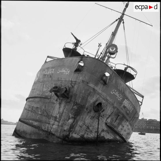 Le Pollux sabordé par les autorités égyptiennes à l'entrée du canal de Suez à Port-Saïd.