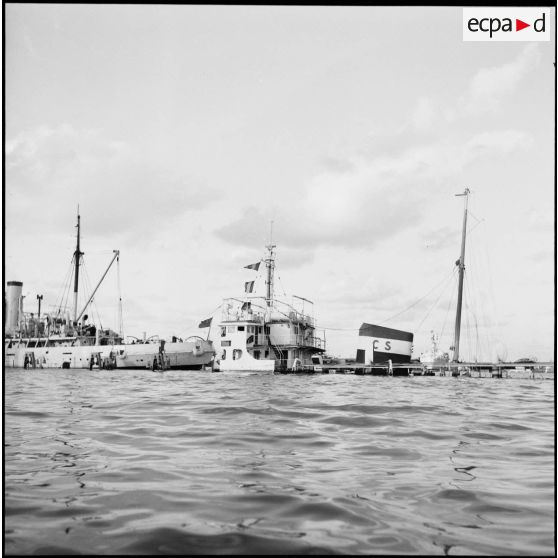 Un bateau sabordé par les autorités égyptiennes à l'entrée du canal de Suez à Port-Saïd.