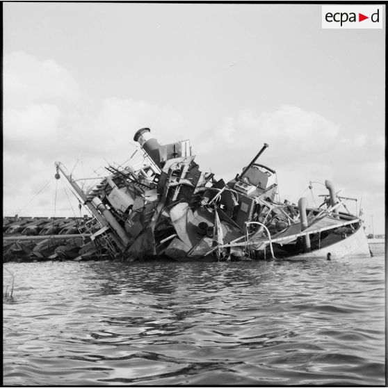 Le Pollux sabordé par les autorités égyptiennes à l'entrée du canal de Suez à Port-Saïd.