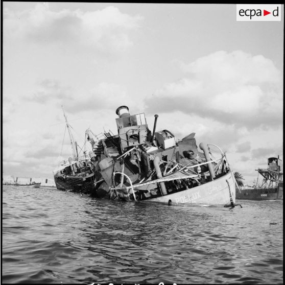 Le Pollux sabordé par les autorités égyptiennes à l'entrée du canal de Suez à Port-Saïd.