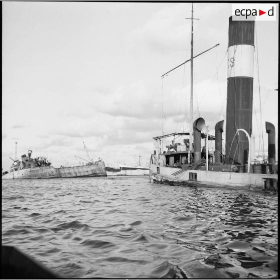 Les bateaux Pollux et Péluse sabordés par les autorités égyptiennes à l'entrée du canal de Suez à Port-Saïd.