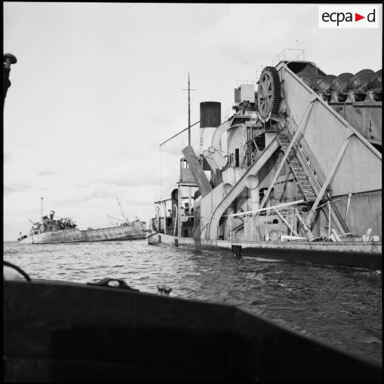 Les bateaux Pollux et Péluse sabordés par les autorités égyptiennes à l'entrée du canal de Suez à Port-Saïd.