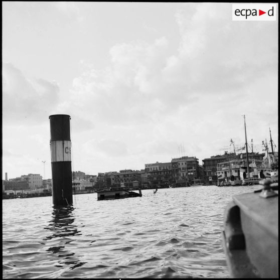 Un bateau sabordé par les autorités égyptiennes à l'entrée du canal de Suez à Port-Saïd.