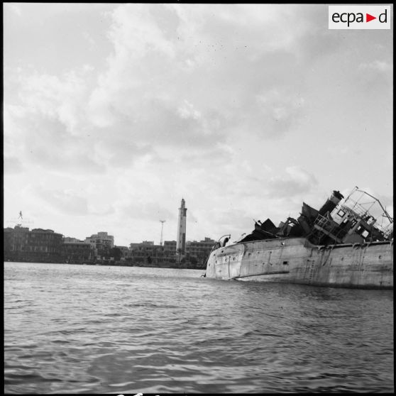 Le Pollux sabordé par les autorités égyptiennes à l'entrée du canal de Suez à Port-Saïd.