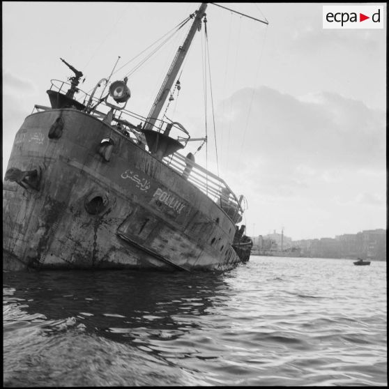 Le Pollux sabordé par les autorités égyptiennes à l'entrée du canal de Suez à Port-Saïd.
