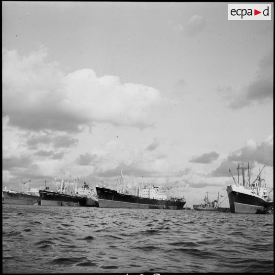 Les navires de commerce, réquisitionnés par la Marine nationale pour le transport de troupes et de véhicules, à Port-Saïd.