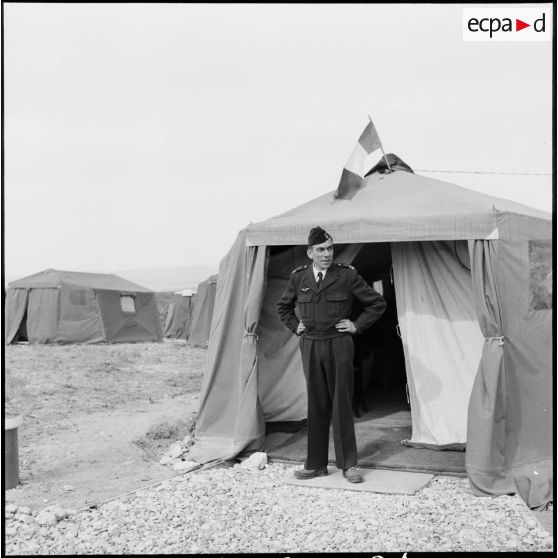 Le colonel Barthélémy dans le camp du GM1, implanté sur la base aérienne d'Akrotiri (Chypre).