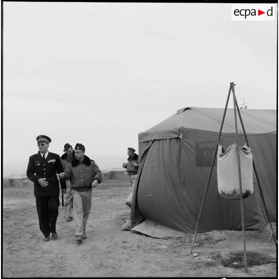 Le colonel Gauthier accompagne le général de corps aérien Jouhaud au cours de sa visite au camp de l'escadre de chasse sur la base aérienne d'Akrotiri (Chypre).