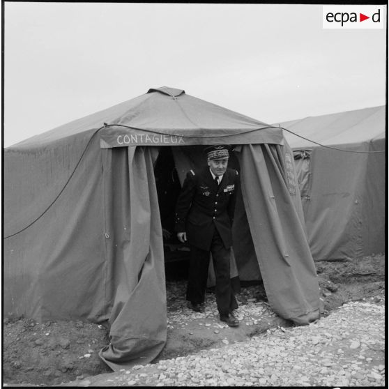 Le général de corps aérien Jouhaud quitte l'infirmerie du camp de l'escadre de chasse au cours de sa visite sur la base aérienne d'Akrotiri (Chypre).