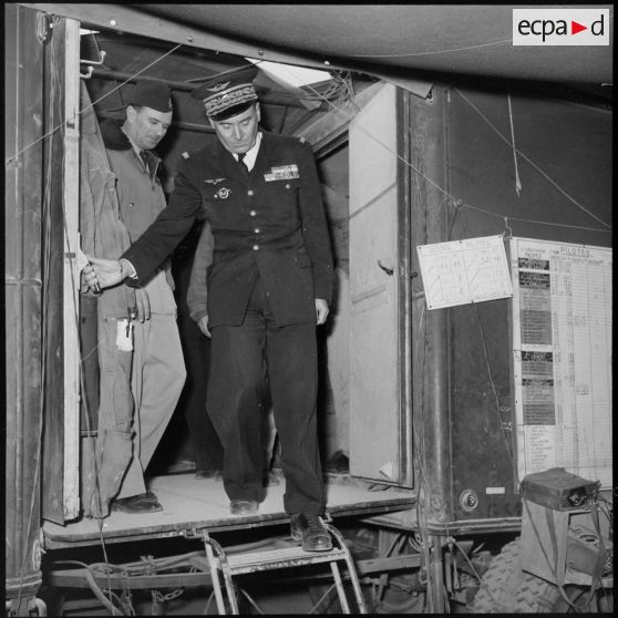 Le général de corps aérien Jouhaud au poste de commandement opérationnel de l'escadre de chasse au cours de sa visite sur la base aérienne d'Akrotiri (Chypre).