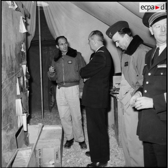 Le commandant Lapiche rend compte au général de corps aérien Jouhaud des missions effectuées en Egypte, sur la base aérienne d'Akrotiri (Chypre).