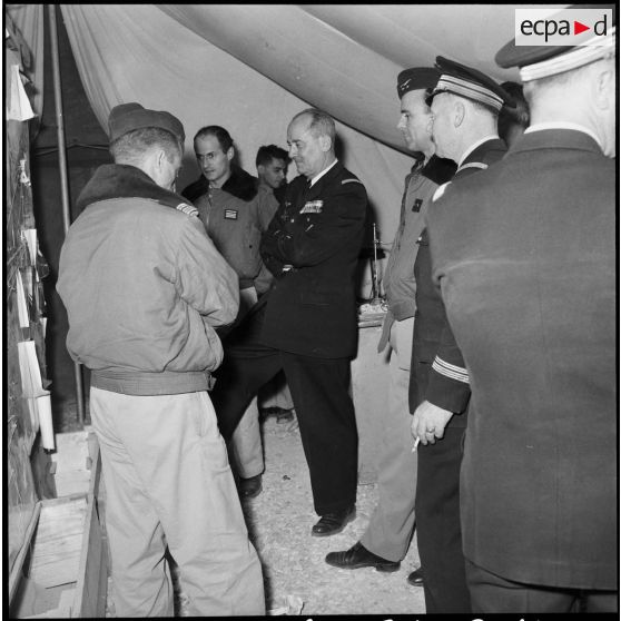 Le commandant Lapiche rend compte au général de corps aérien Jouhaud des missions effectuées en Egypte, sur la base aérienne d'Akrotiri (Chypre).