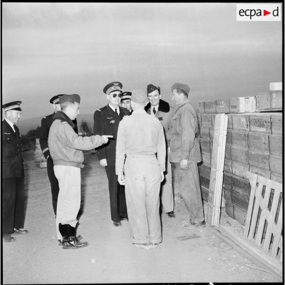 Le général de corps aérien Jouhaud visite le dépôt de munitions de la base aérienne d'Akrotiri (Chypre).
