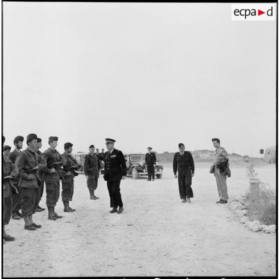 Le général de corps aérien Jouhaud passe en revue un détachement du GM1 sur la base aérienne d'Akrotiri (Chypre).