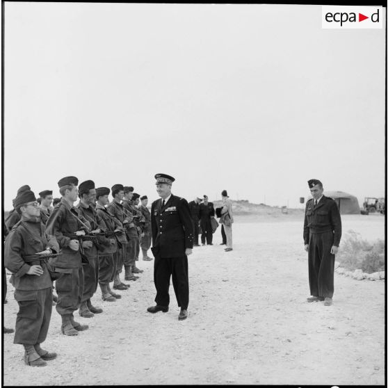 Le général de corps aérien Jouhaud passe en revue un détachement du GM1 sur la base aérienne d'Akrotiri (Chypre).