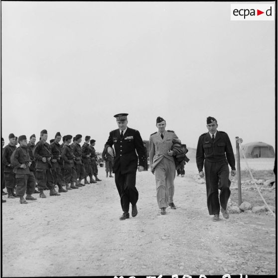 Le général de corps aérien Jouhaud, le général de brigade aérienne Brohon et le colonel Barthélémy sur la base aérienne d'Akrotiri (Chypre).