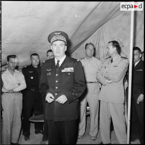 Le général de corps aérien Jouhaud s'adresse aux officiers du GM1 lors d'une visite sur la base aérienne d'Akrotiri (Chypre).