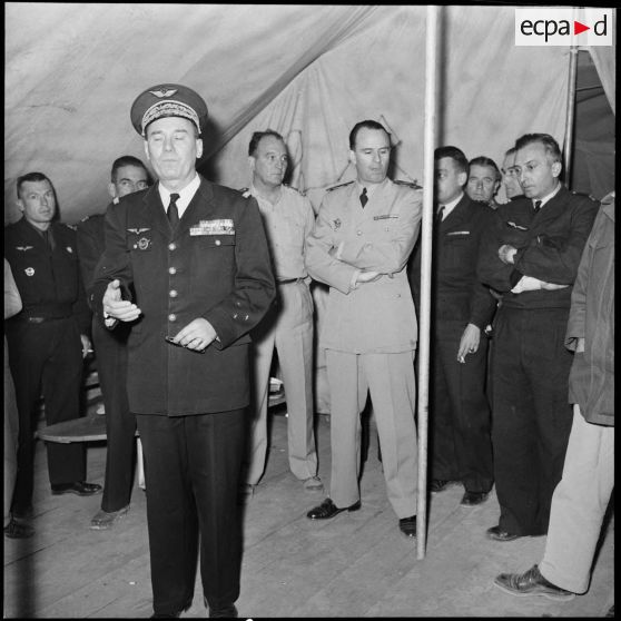 Le général de corps aérien Jouhaud s'adresse aux officiers du GM1 lors d'une visite sur la base aérienne d'Akrotiri (Chypre).