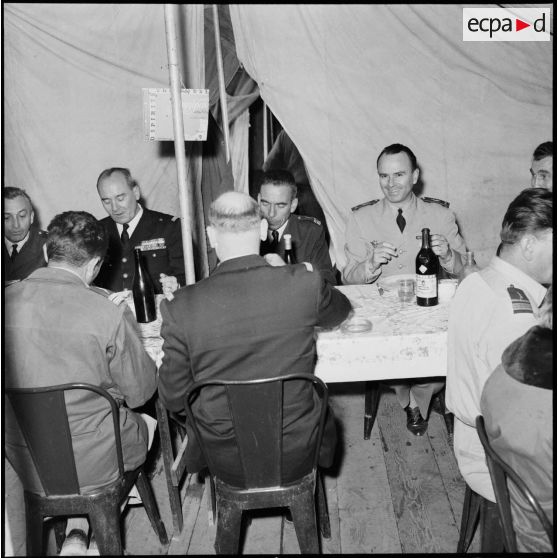 Le général de corps aérien Jouhaud, le colonel Barthélémy et le général de brigade aérienne Brohon partagent le repas des officiers au mess du GM1 sur la base aérienne d'Akrotiri (Chypre).