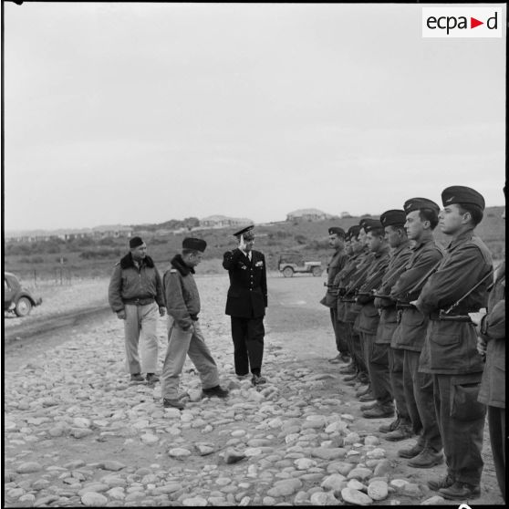 Le général de corps aérien Jouhaud arrive au camp de l'escadre de chasse sur la base aérienne d'Akrotiri (Chypre).