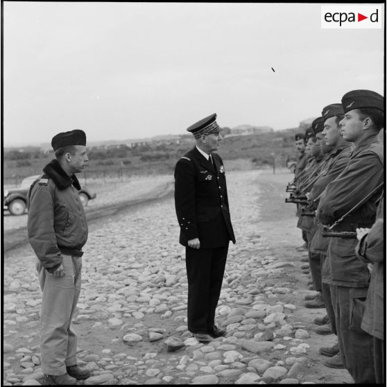 Le général de corps aérien Jouhaud passe en revue un détachement d'honneur de l'escadre de chasse sur la base aérienne d'Akrotiri (Chypre).