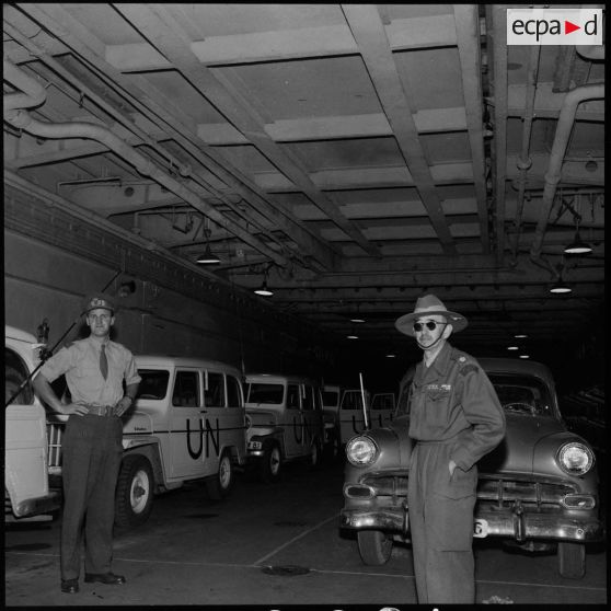 Les voitures des observateurs de l'ONU à l'intérieur d'un LST britannique, à leur arrivée à Port-Saïd.