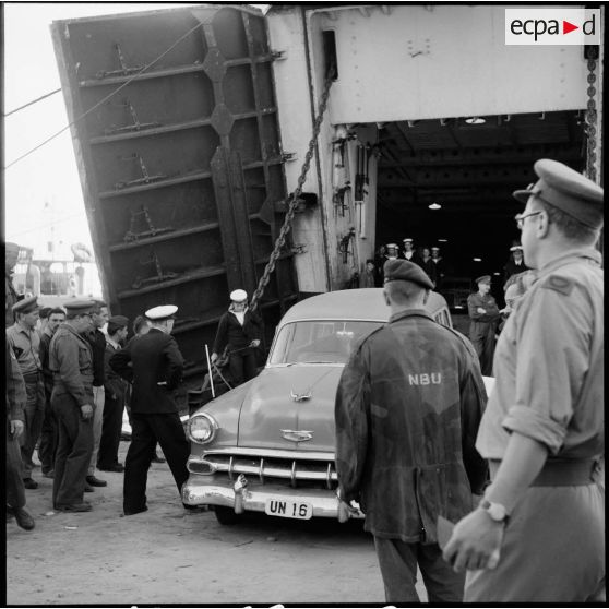 Le débarquement des voitures des observateurs de l'ONU d'un LST britannique, à Port-Saïd.
