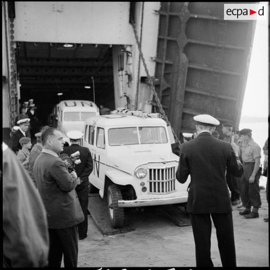 Le débarquement des voitures des observateurs de l'ONU d'un LST britannique, à Port-Saïd.