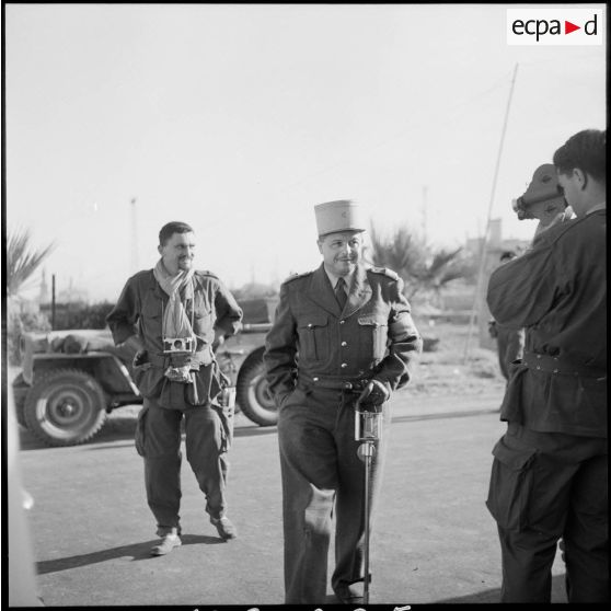 Le commandant Sabatier, délégué français à l'ONU, lors de l'arrivée des observateurs de l'organisation des nations unies à Port-Saïd.
