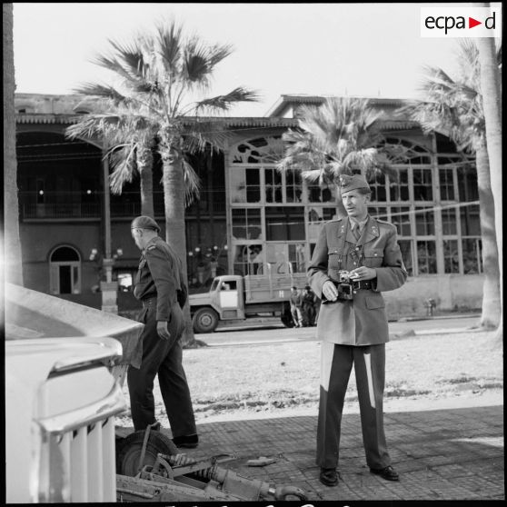 Les observateurs suédois de l'ONU se rendent à la direction de la compagnie du canal de Suez à Port-Saïd.