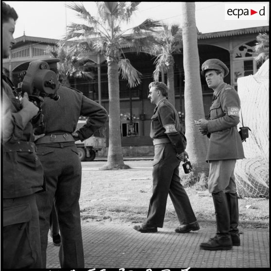 Les observateurs suédois de l'ONU se rendent à la direction de la compagnie du canal de Suez à Port-Saïd.