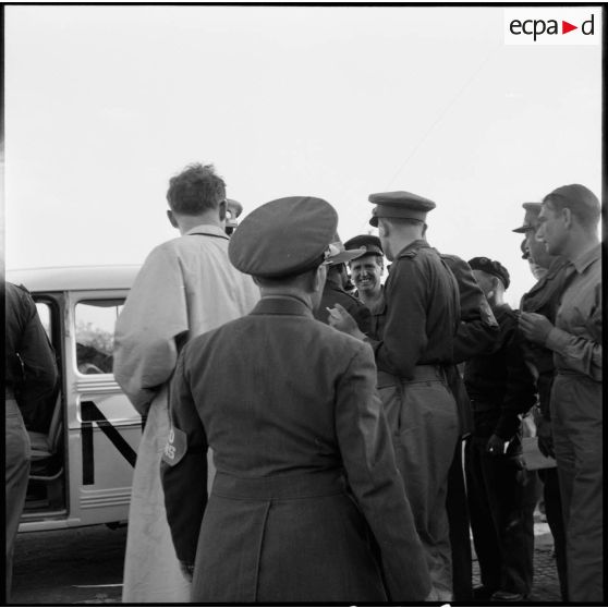Les observateurs de l'ONU se rendent à la direction de la compagnie du canal de Suez à Port-Saïd.