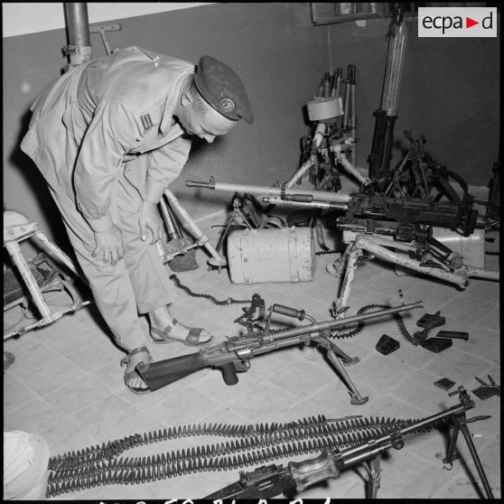 Un capitaine du 2e RPC contemple l'armement égyptien récupéré après le cessez-le-feu.