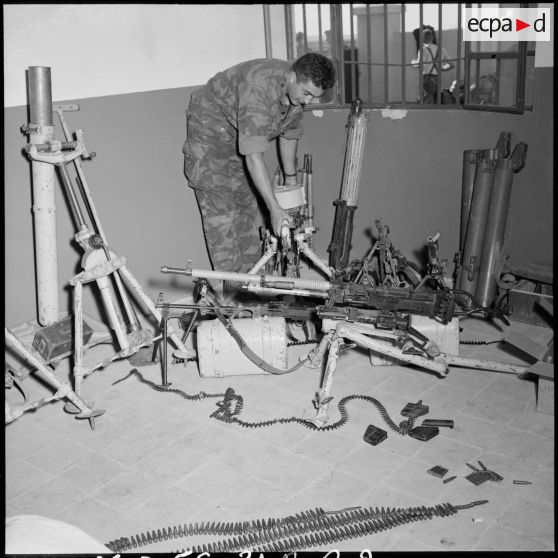 La récupération d'armement égyptien, ici des mitrailleuses, par le 2e RPC (régiment de parachutistes coloniaux) après le cessez-le-feu.
