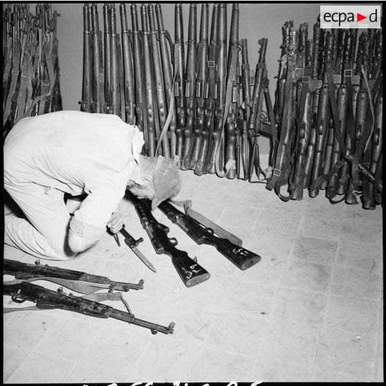 La récupération d'armement égyptien, ici des fusils et des pistolets-mitrailleurs, par le 2e RPC après le cessez-le-feu.