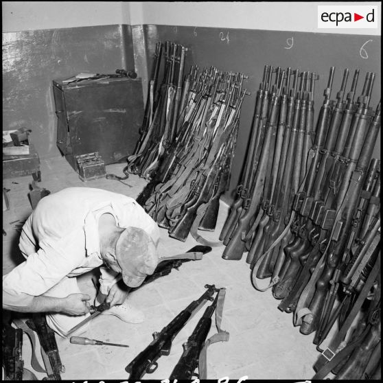 La récupération d'armement égyptien, ici des fusils et des pistolets-mitrailleurs, par le 2e RPC après le cessez-le-feu.