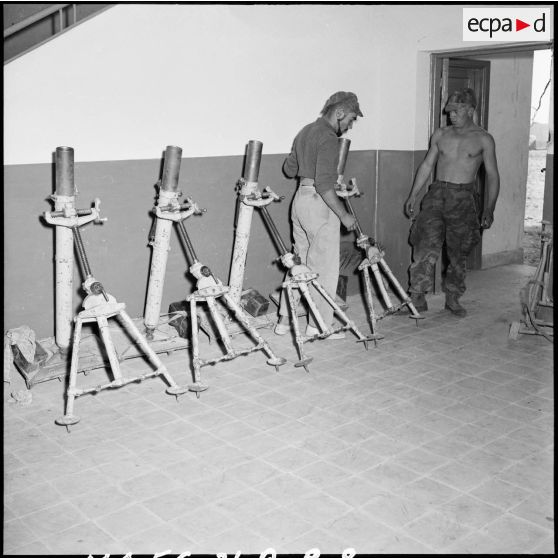 La récupération d'armement égyptien, ici des mortiers, par le 2e RPC après le cessez-le-feu.