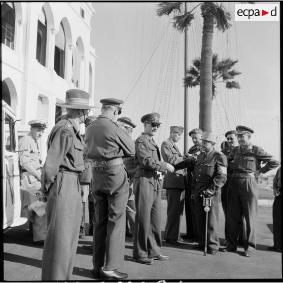 Les observateurs de l'ONU devant le siège de la compagnie universelle du canal de Suez, à Port-Saïd.