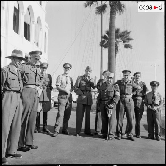 Les observateurs de l'ONU devant le siège de la compagnie universelle du canal de Suez, à Port-Saïd.