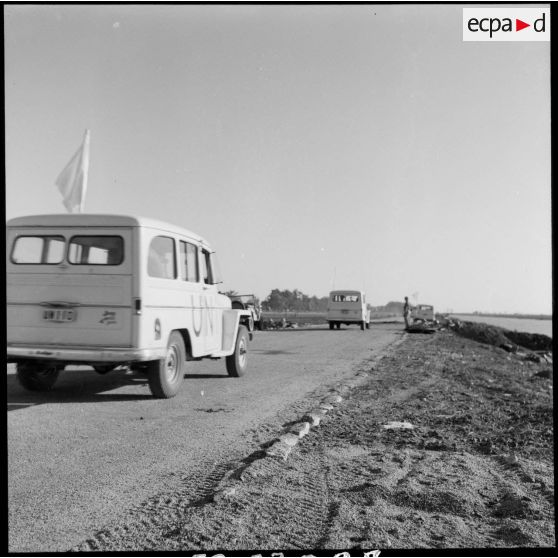 Les Jeep break Station Wagon des observateurs de l'ONU se dirigent vers le no man's land pour prendre contact avec les autorités égyptiennes.