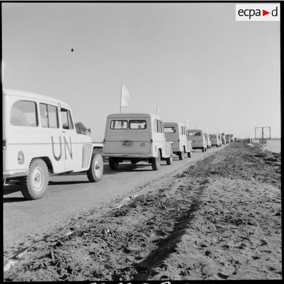Les jeeps des observateurs de l'ONU se dirigent vers le no man's land pour prendre contact avec les autorités égyptiennes.