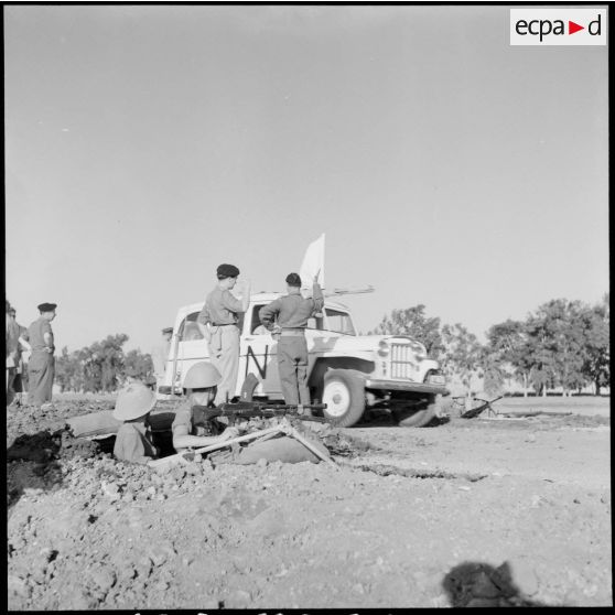 Une jeep de l'ONU franchit les lignes britanniques pour prendre contact avec les autorités égyptiennes.