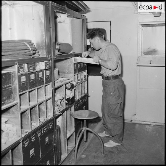 La semi-remorque magasin des ateliers de réparation du GM1 (groupe mixte n°1) sur la base aérienne d'Akrotiri (Chypre).